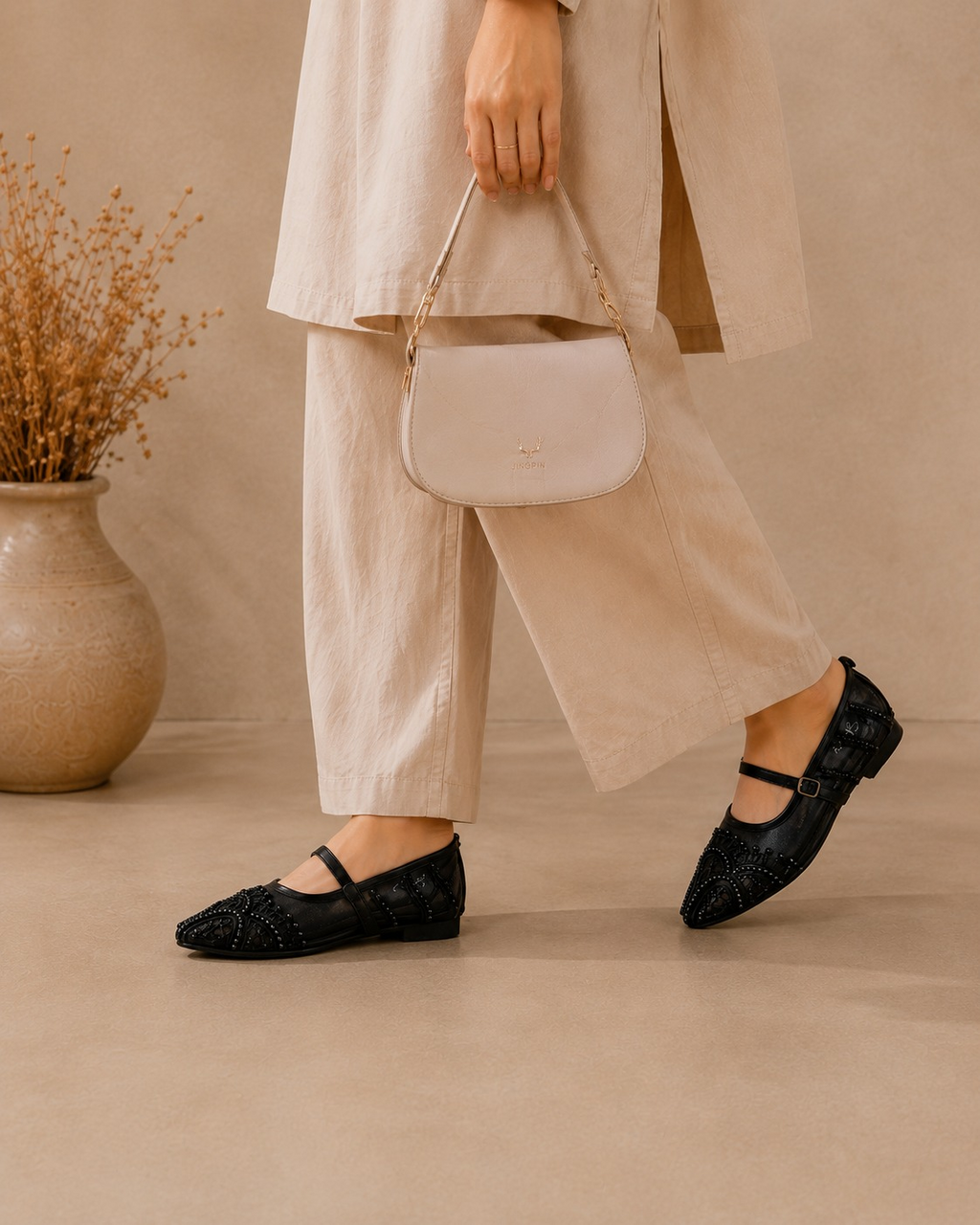 AURELIA – Black