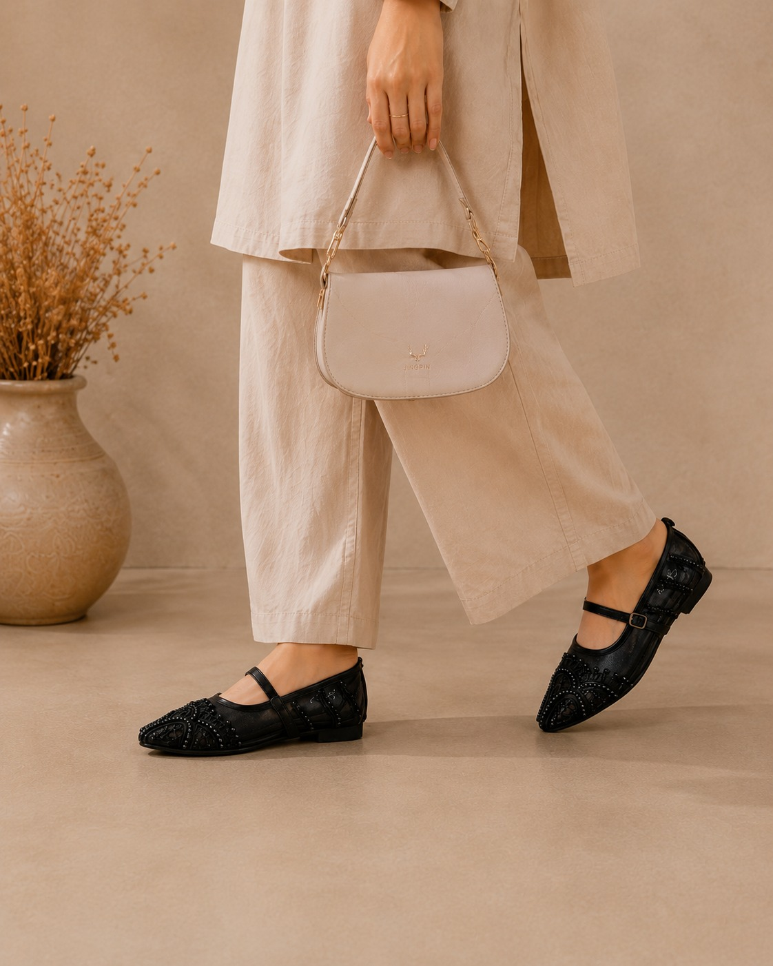 AURELIA – Black